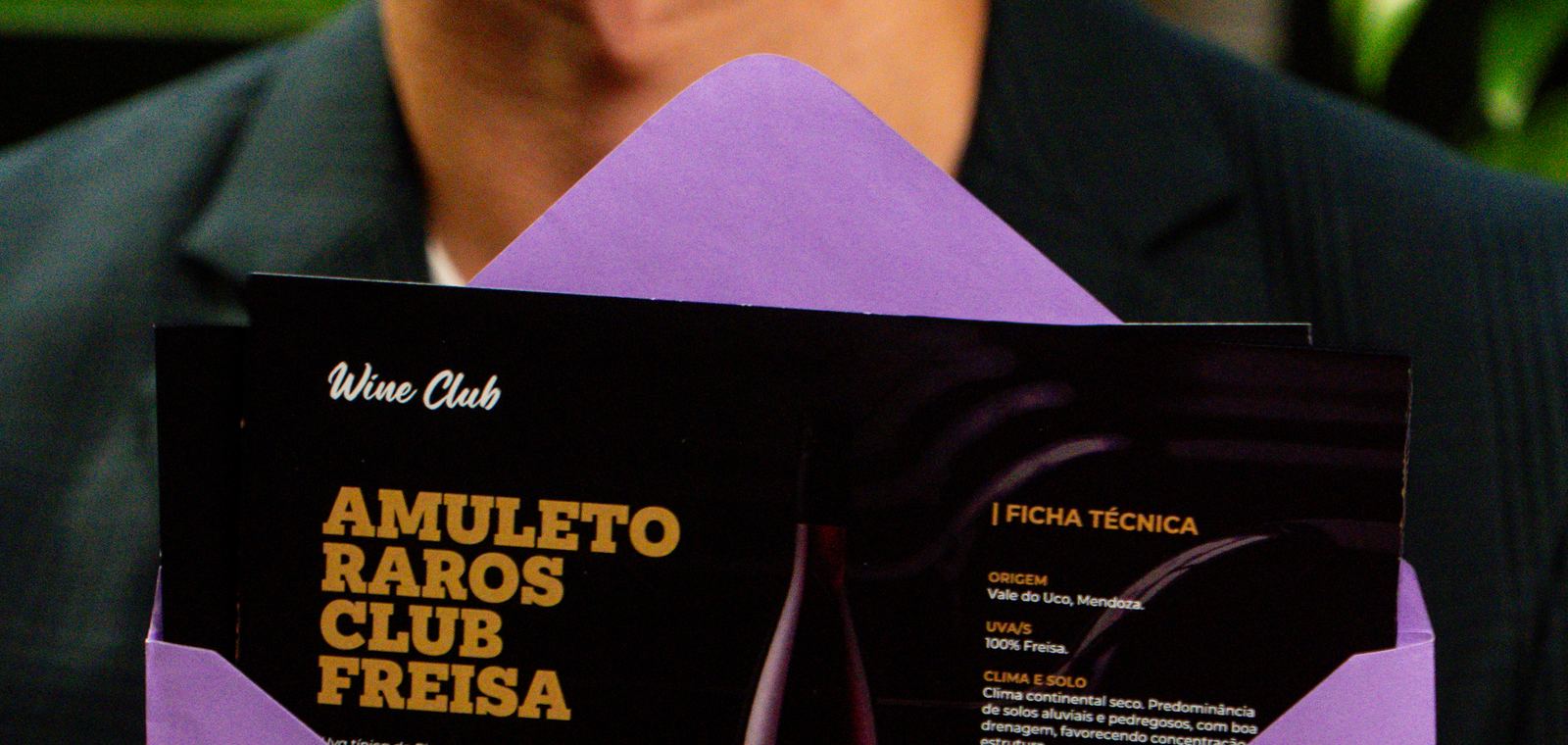 Envelope lilás do clube com as fichas dos vinhos do mês
