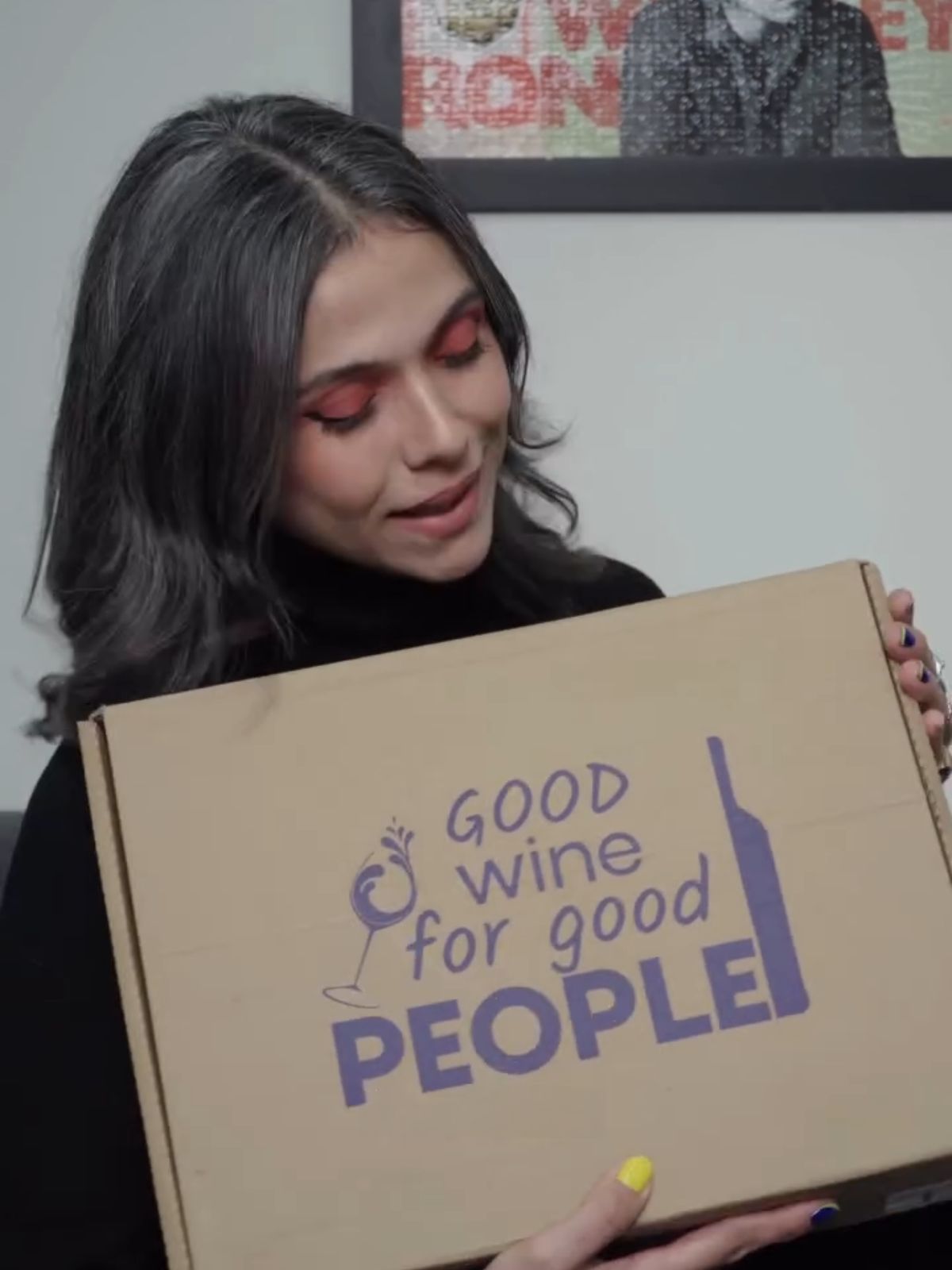 Assinante abrindo a caixa do clube com a frase good wine for good people